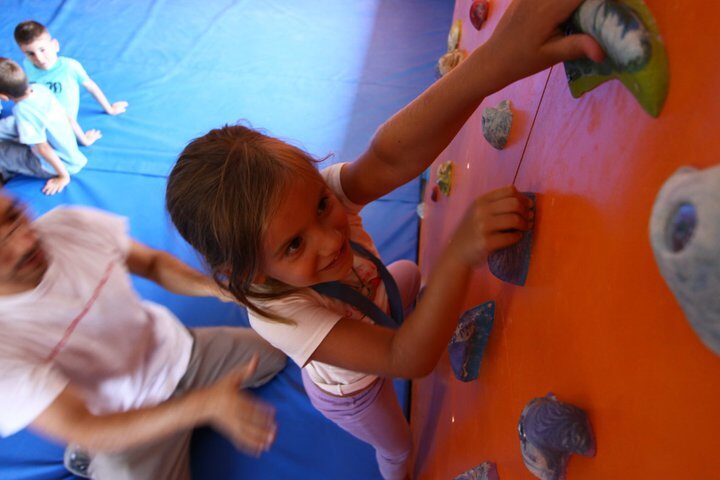 Bambini in arrampicata all'Accademia RCC