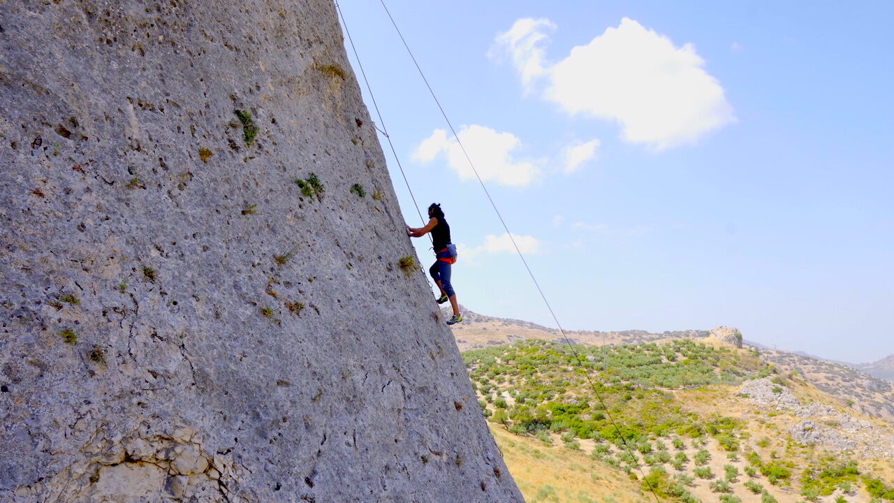 Arrampicatrice su falesia in Andalusia